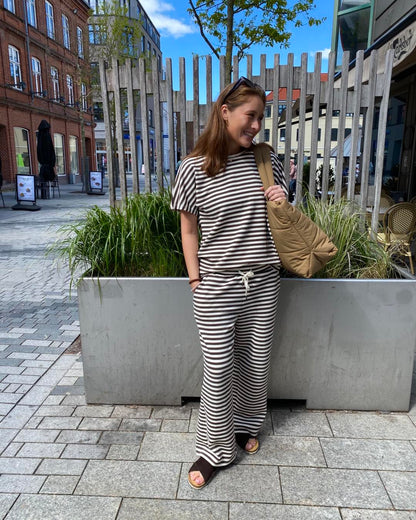 Luna med brun stribet t-shirt og stribet bukser fra soyaconcept
