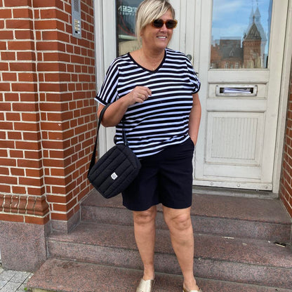 Janni med kortærmet stribet t-shirt og sorte shorts