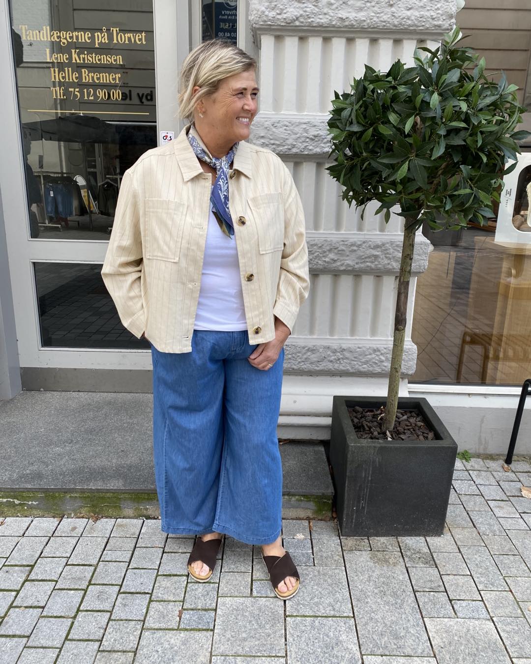 højtaljet blå denim bukser med brede ben. ONLY Carmakoma CARBEA Jeans Medium Blue Denim