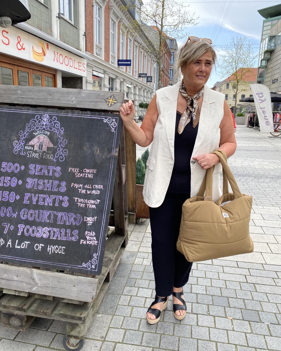 janni med beige vest