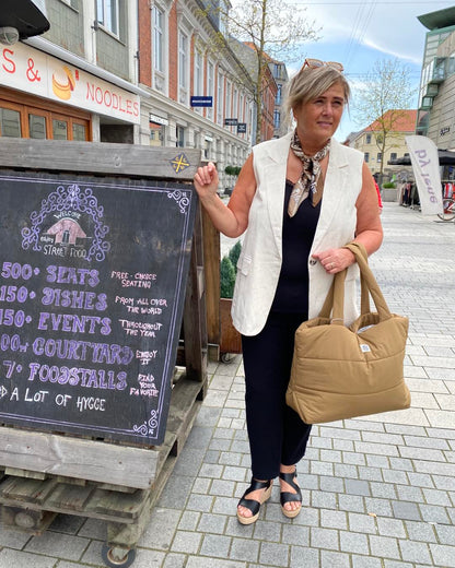 janni med beige vest