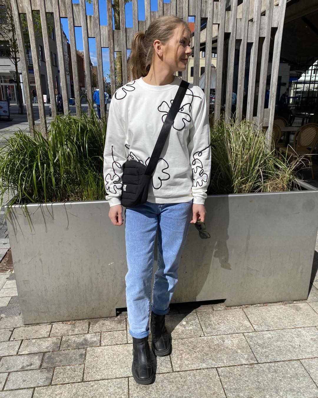 Marie i hvid sweater Freequent FQNALE-PULLOVER Star Off-white w. Black