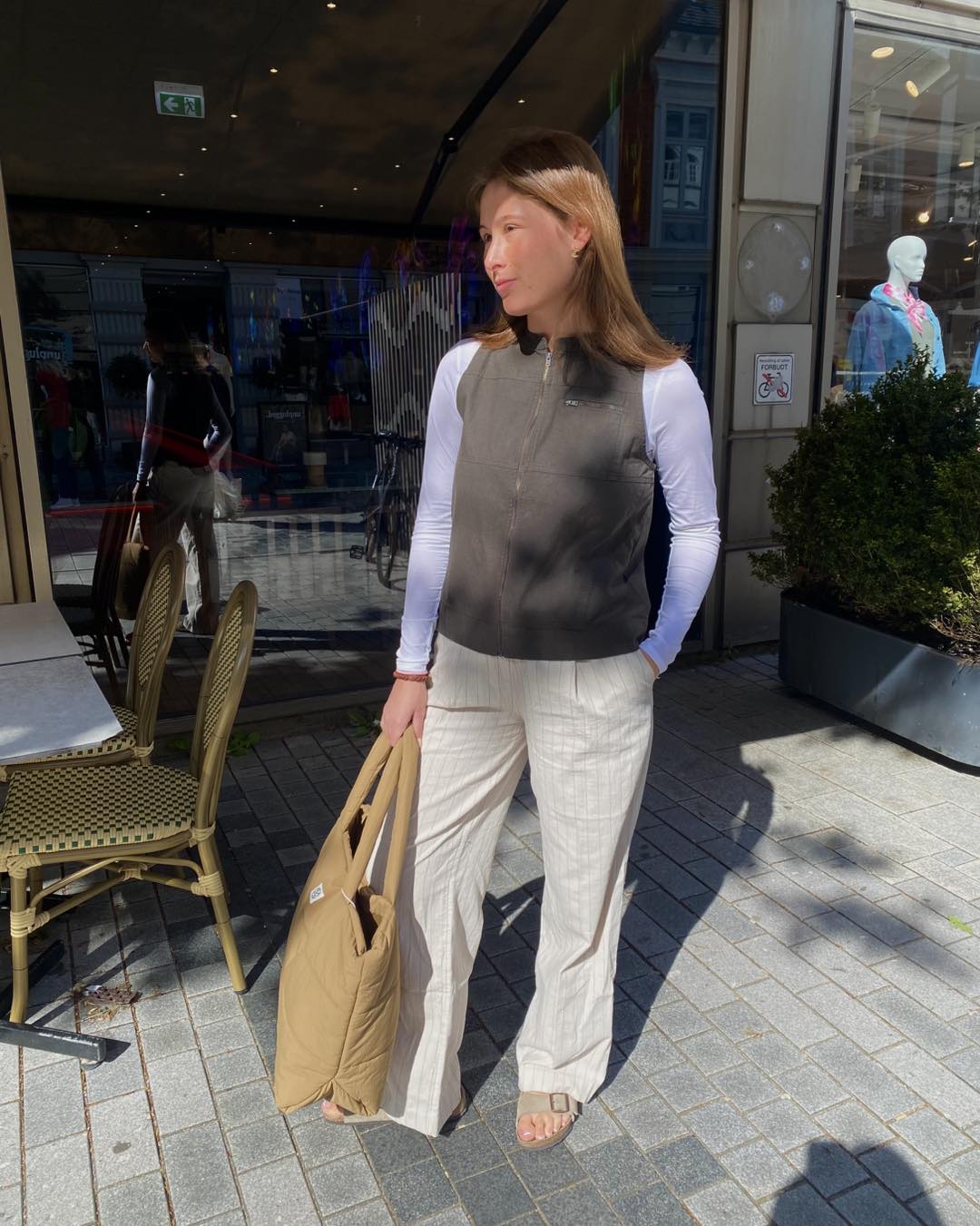 Marie i grøn vest fra Humle og beige bukser