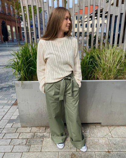 marie med cremefarvet hvid strik og grønne bukser