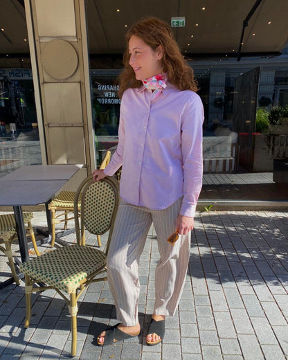 luna i lyserød skjorte og stribet beige bukser