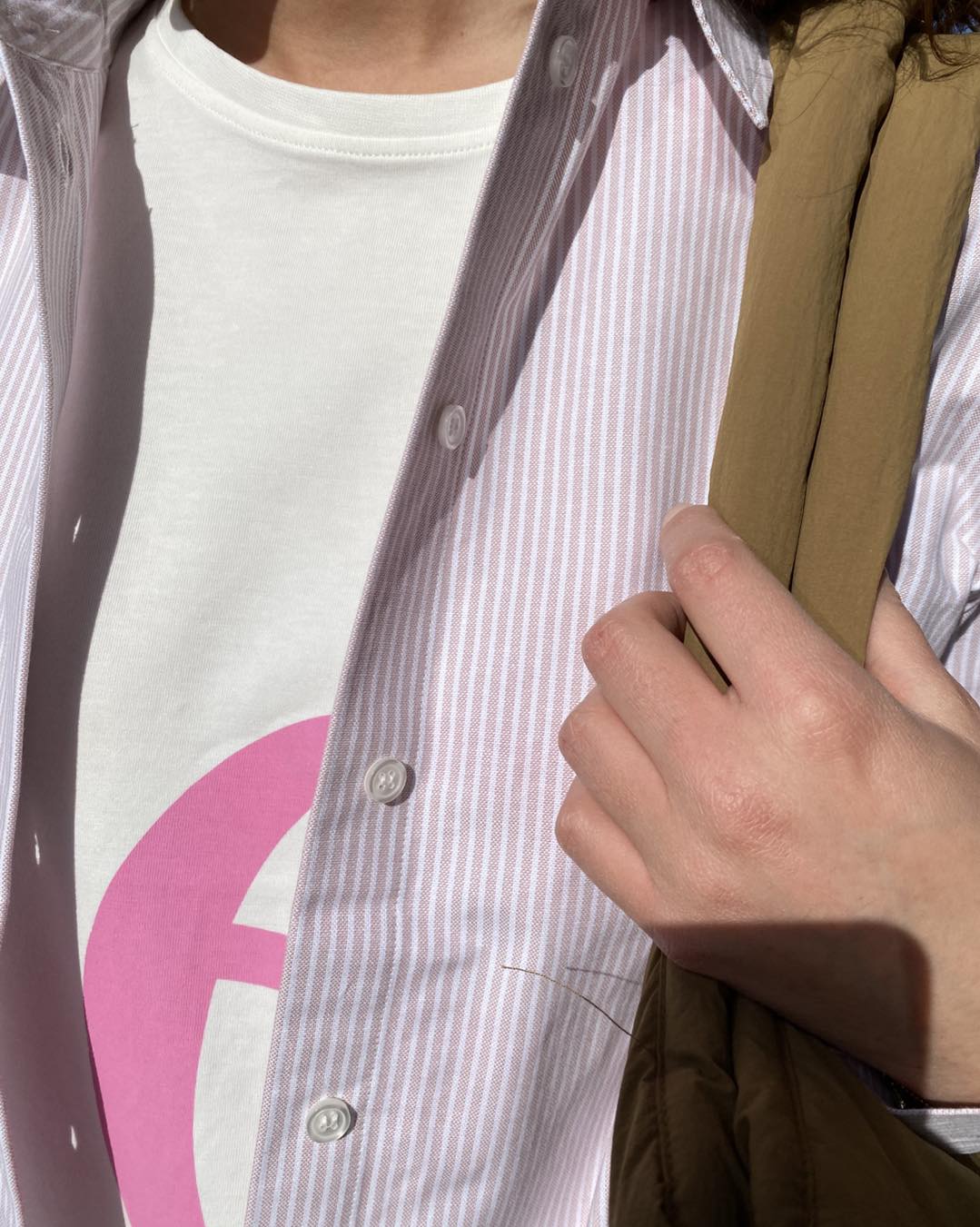 closeup af stribet lyserød skjorte Freequent FQOXFORD-SHIRT Pale Mauve w. Off-white