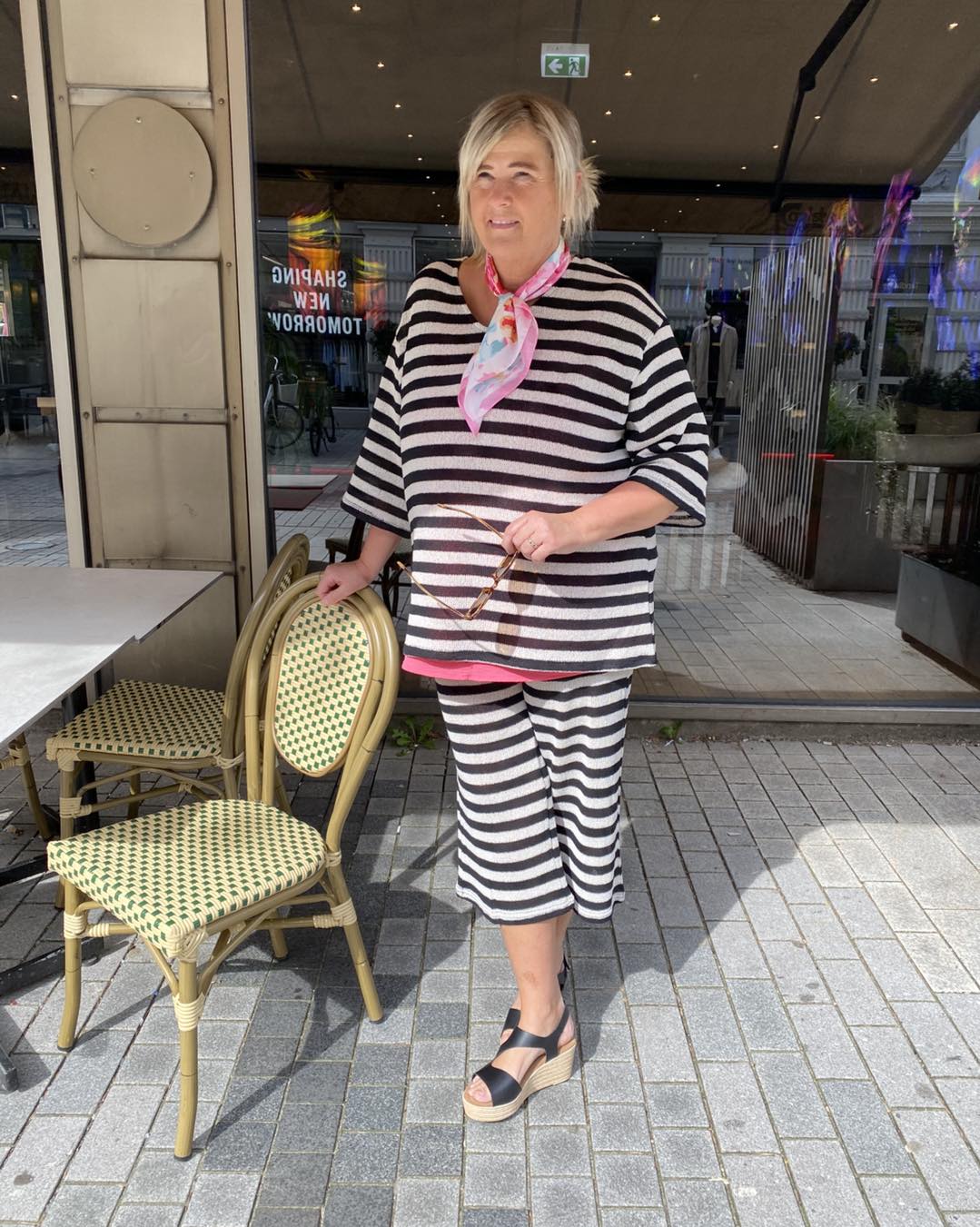 Janni i stribet t-shirt og stribet korte bukser