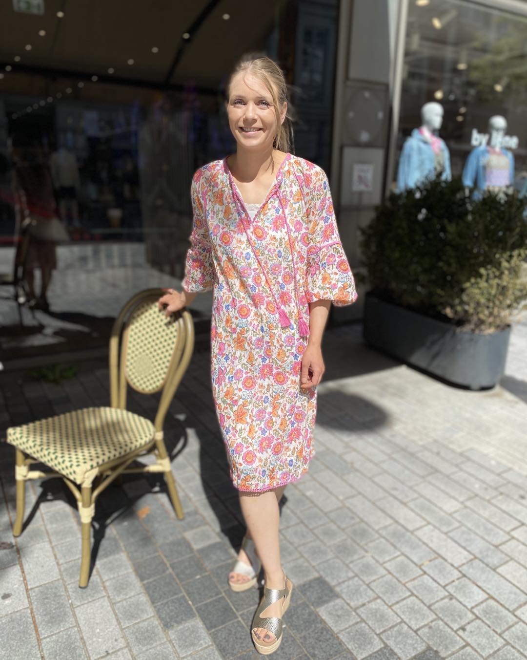 marie med lyserød mønstret kjole Freequent FQCARIN-DRESS Star off-white w. Fuchsia Pink