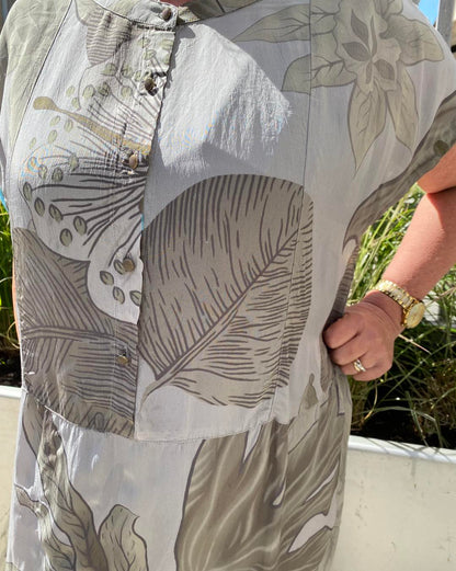 mønstret kjole i grå og blå med korte ærmer