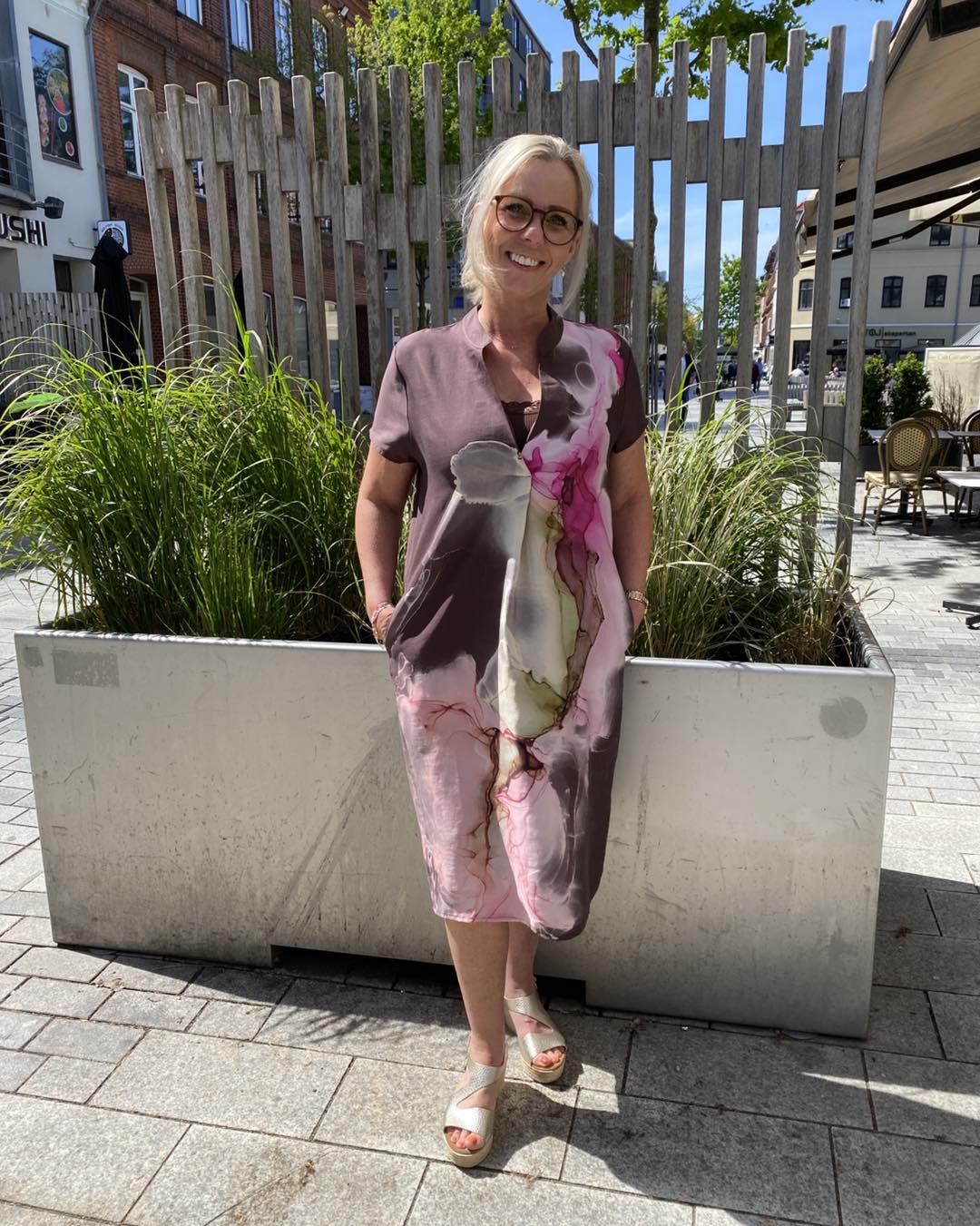 Lene i mønstret kjole i røde nuancer fra Nü