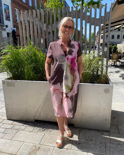 Lene i mønstret kjole i røde nuancer fra Nü