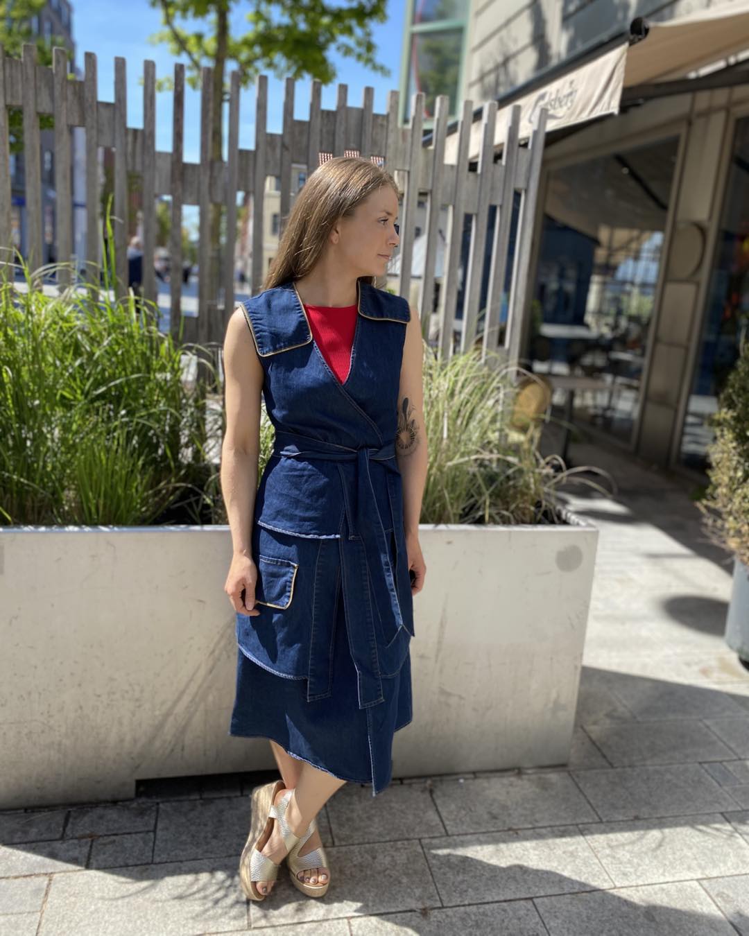 marie med NÜ Ziga denimkjole i flere lag