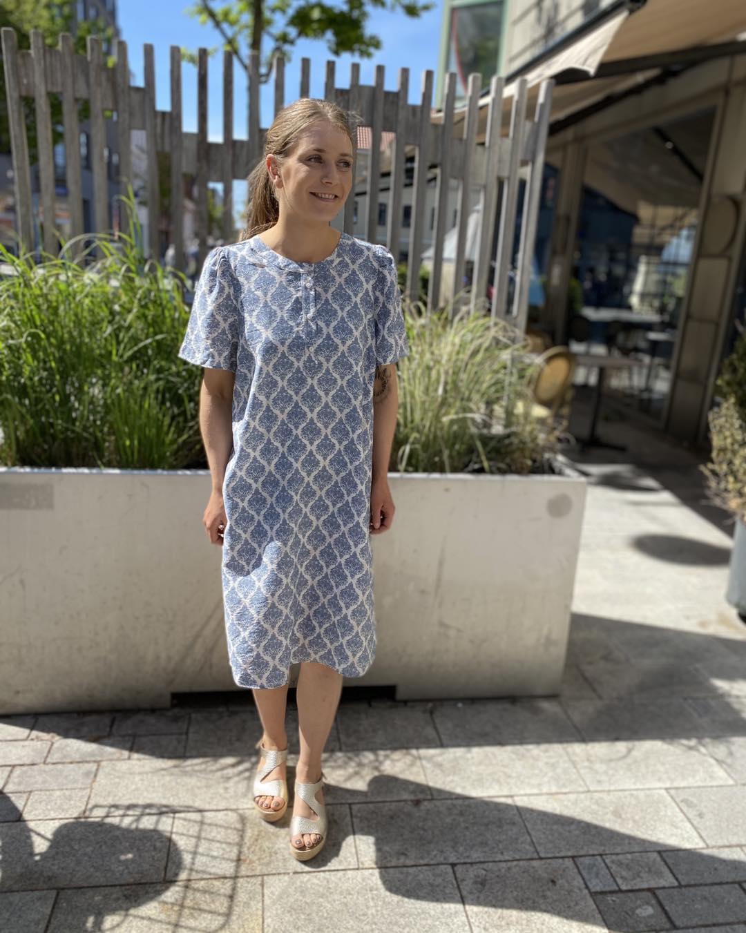 marie i blå mønstret kjole me korte ærmer