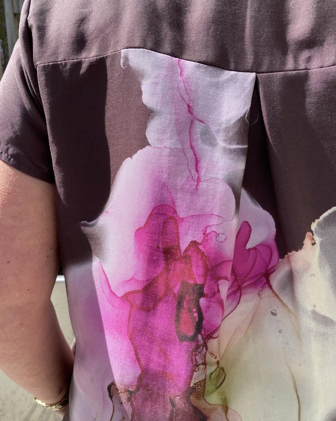 closeup af ryggen på mønstret kjole i røde nuancer fra Nü