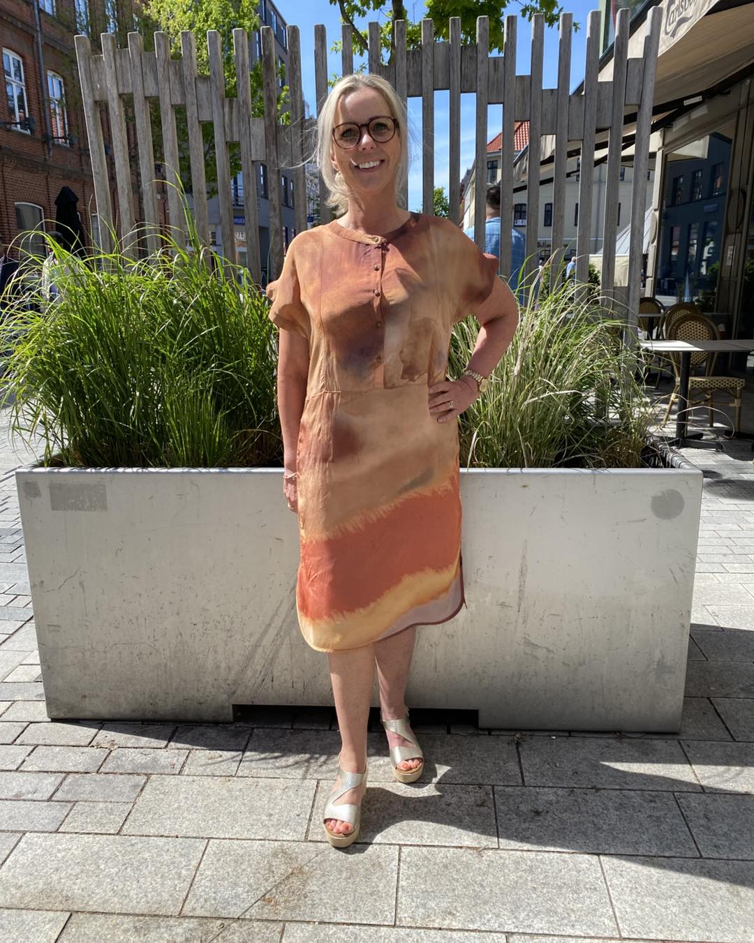 lene med mønstret kjole i orange nuancer fra Nü