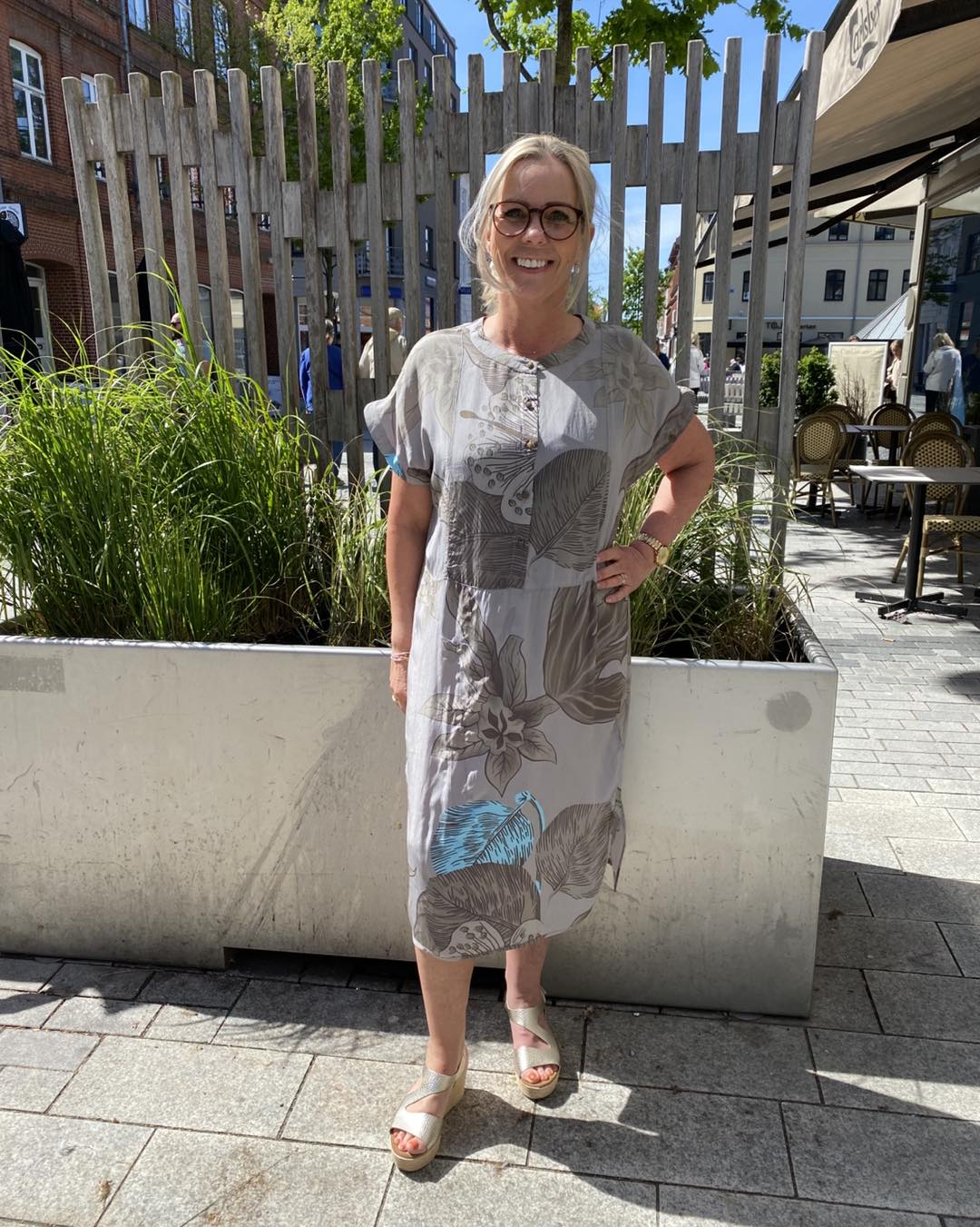 lene med mønstret kjole i grå og blå med korte ærmer