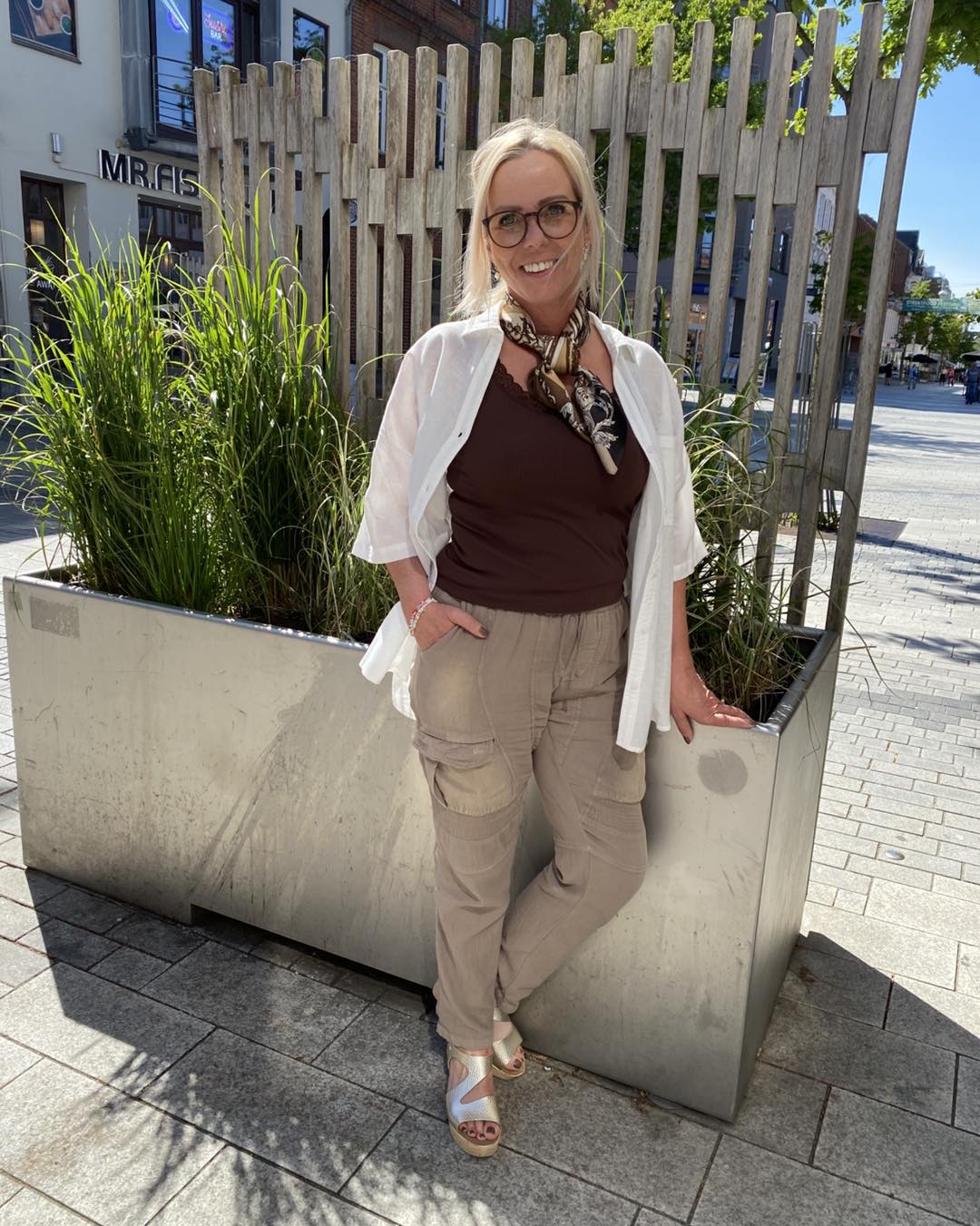 lene med brun top og brune bukser i lys nuance