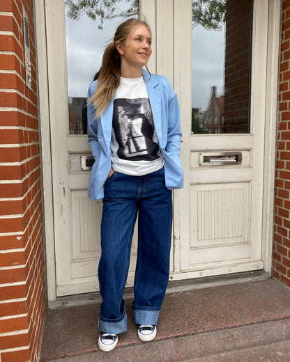 marie med hvid t-shirt, lyseblå blazer og jeans