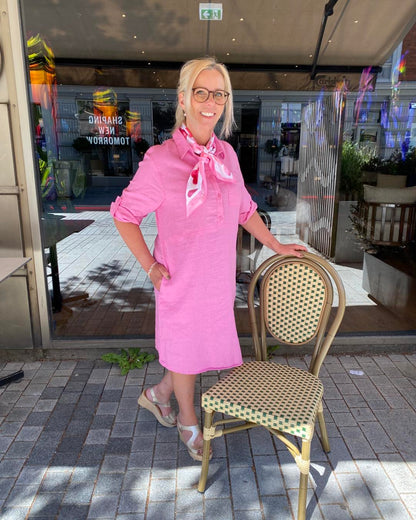 lene med pink hørkjole med3/4 ærmer og lommer i siderne fra Freequent