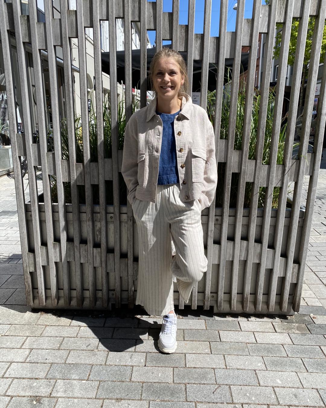 marie med beige jakke og bukser i hør