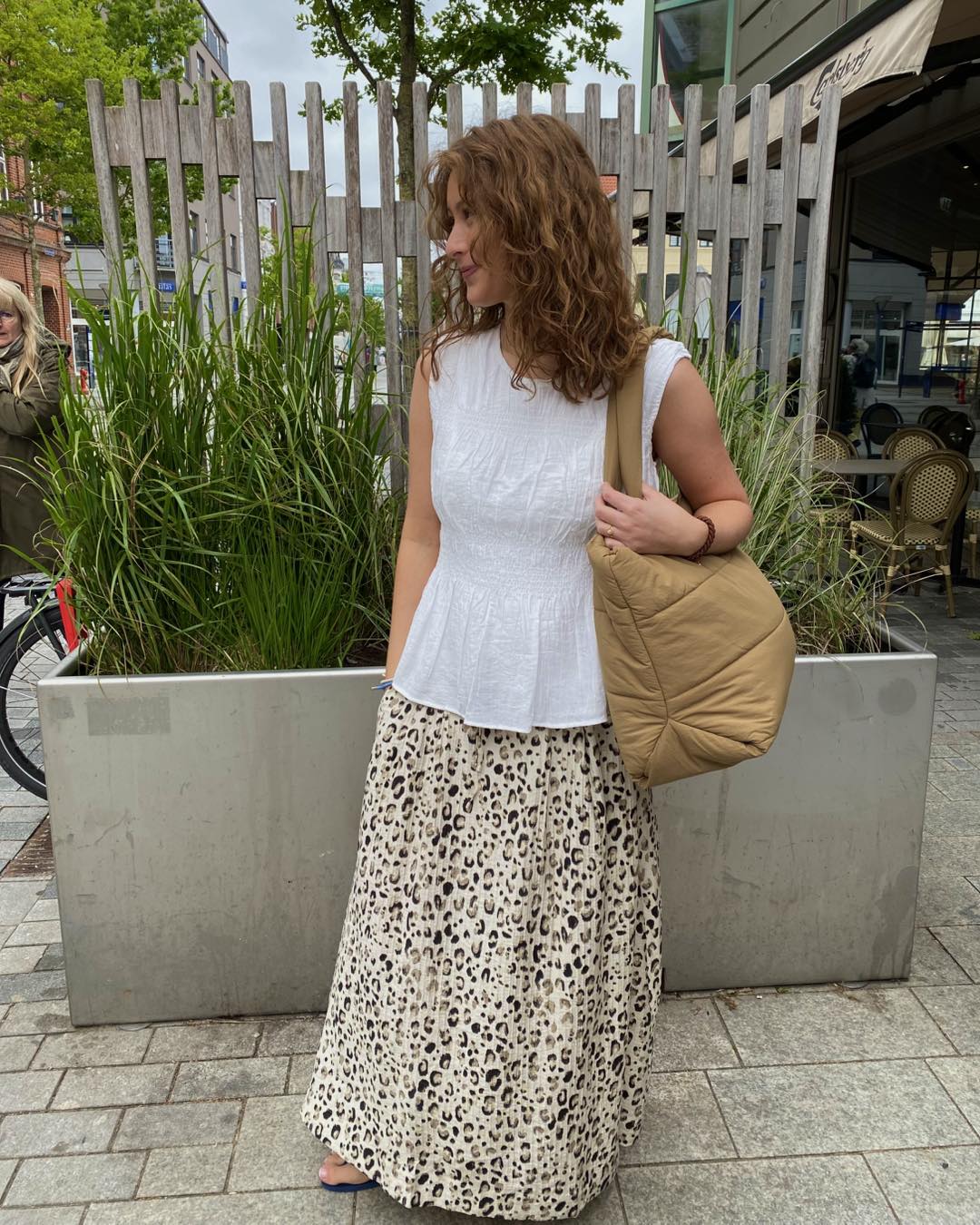 Luna med hvid top og mønstret beige nederdel med leopard print