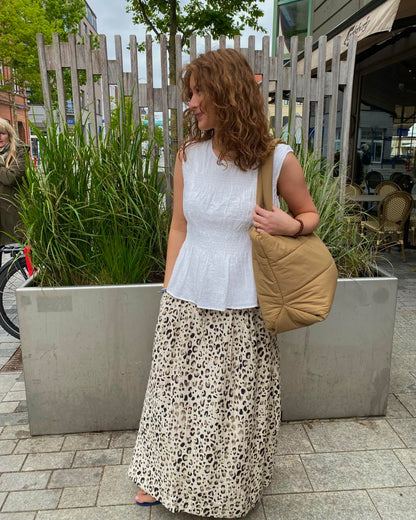 Luna med hvid top og mønstret beige nederdel med leopard print