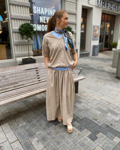 Marie med beige bluse og nederdel Freequent FQIVORA-SKIRT
