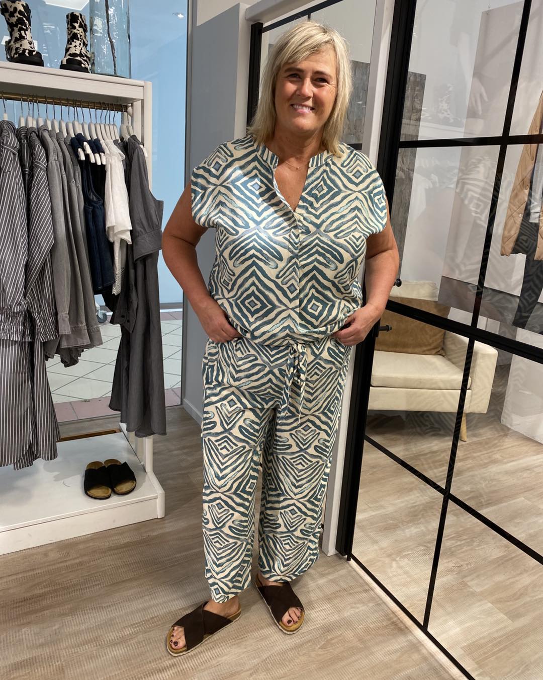 janni med mønstret bluse ONLY Carmakoma CARSHILLA Shirt Abyss TRIBE og bukser