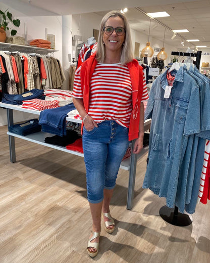 Lene med Karostar denim knickers og stribet rød t-shirt