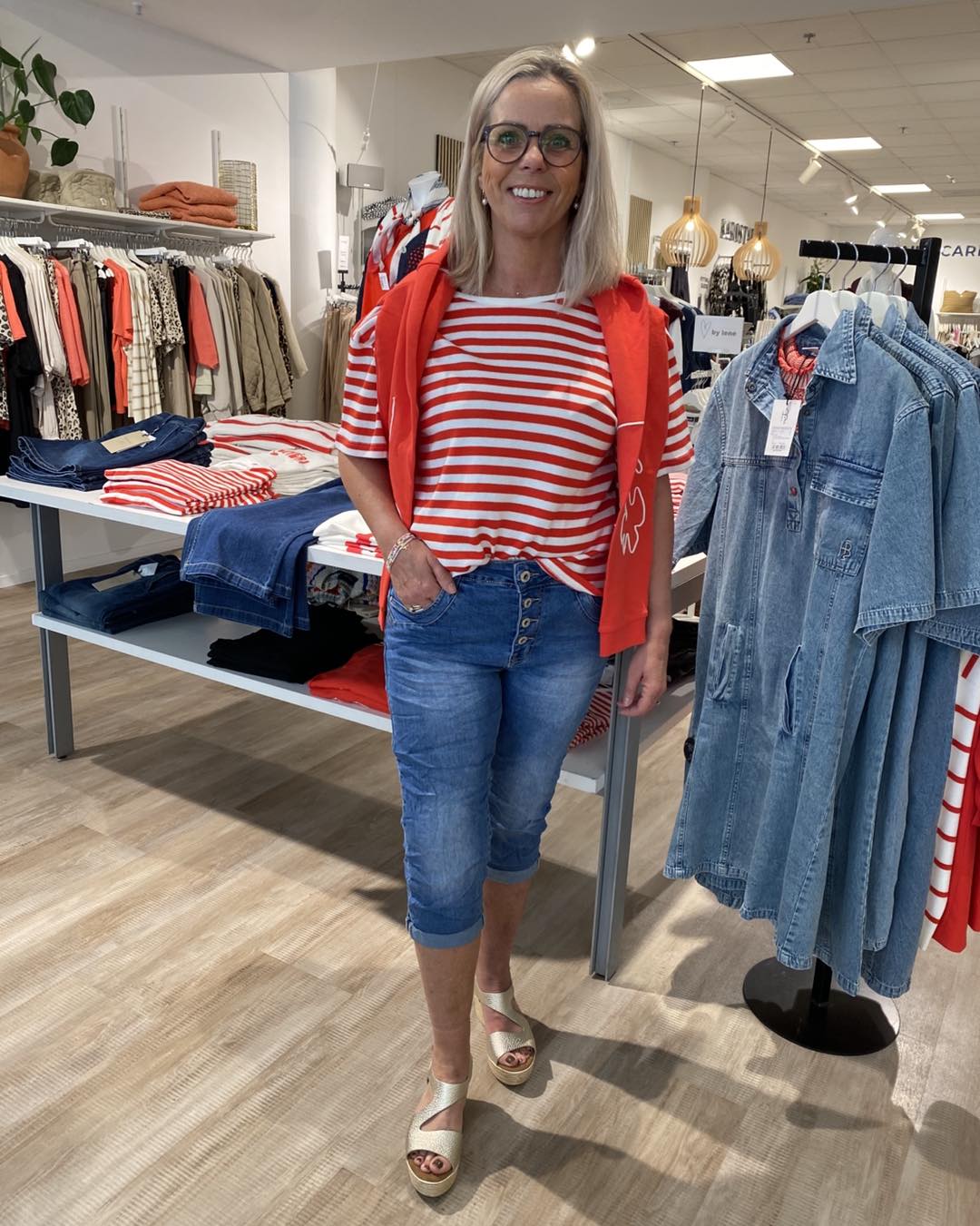 Lene med Karostar denim knickers og stribet rød t-shirt