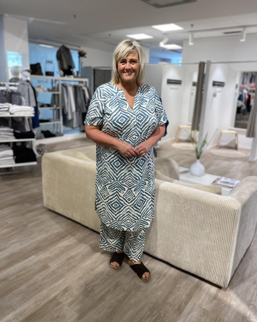 janni med mønstret grøn blå kjole ONLY Carmakoma CARSHILLA Dress Abyss TRIBE