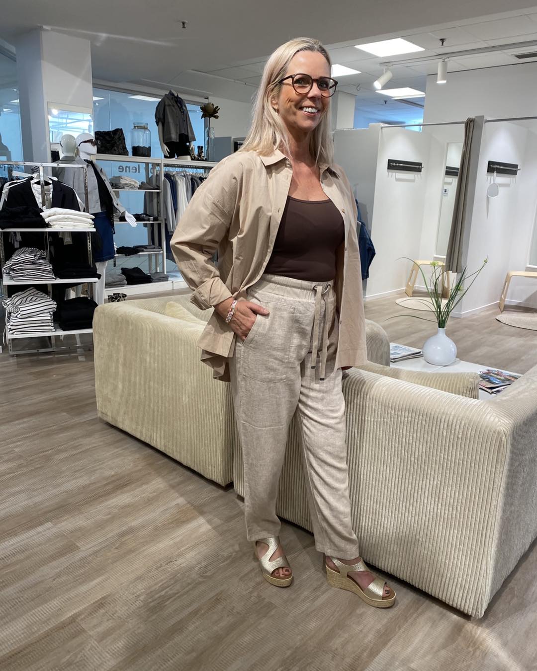 len med brun top og lyse brune bukser Freequent FQINGA-PANTS Morel og brun skjorte