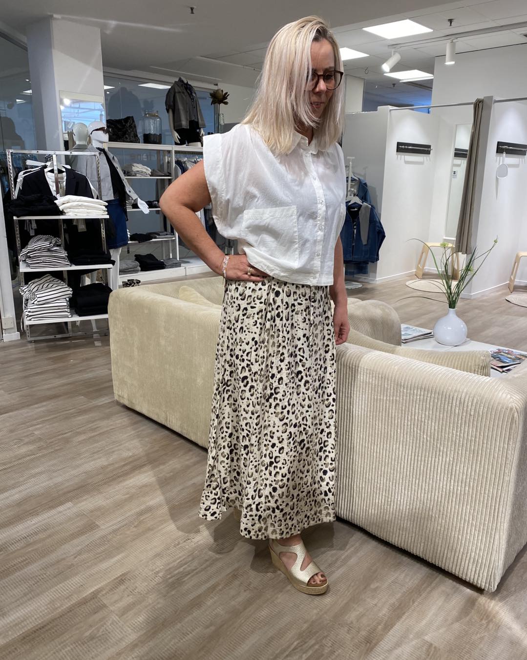lene med leopard nederdel og kortærmet hvid skjorte t-shirt NÜ Zelma Shirt Creme