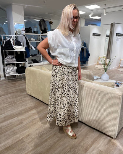 lene med leopard nederdel og kortærmet hvid skjorte t-shirt NÜ Zelma Shirt Creme