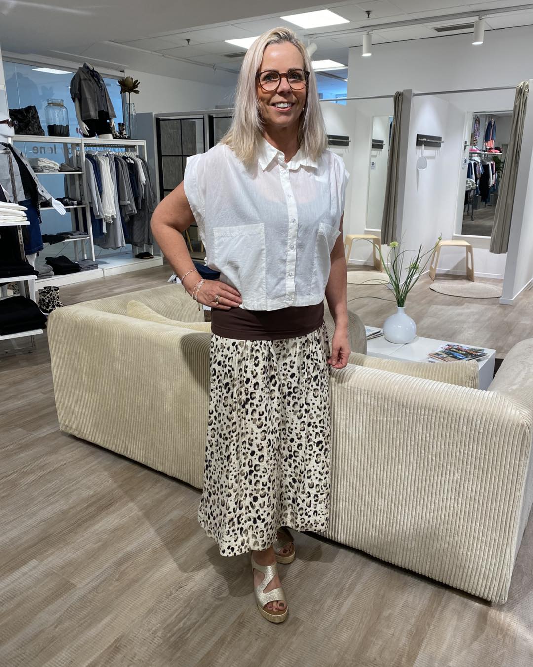 lene med leopard nederdel og hvid skjorte t-shirt NÜ Zelma Shirt Creme