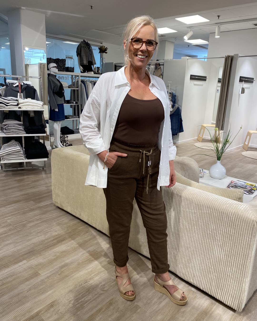 Lene med brun top, hvid åben skjorte og brune joggingbukser fra mind by lene