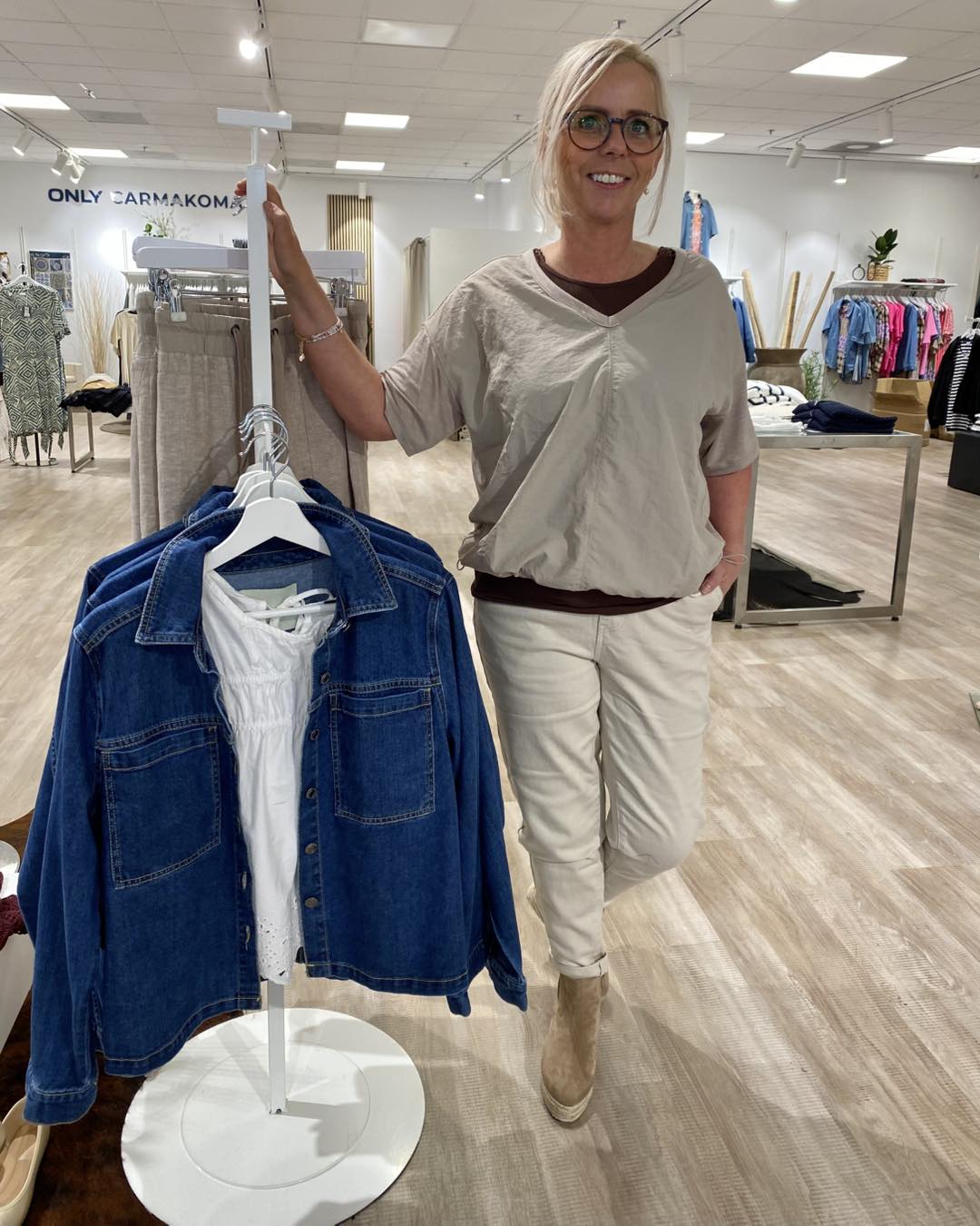 lene med MIND by lene Canvas kit farvet joggere med elastik i taljen og beige bluse med korte ærmer