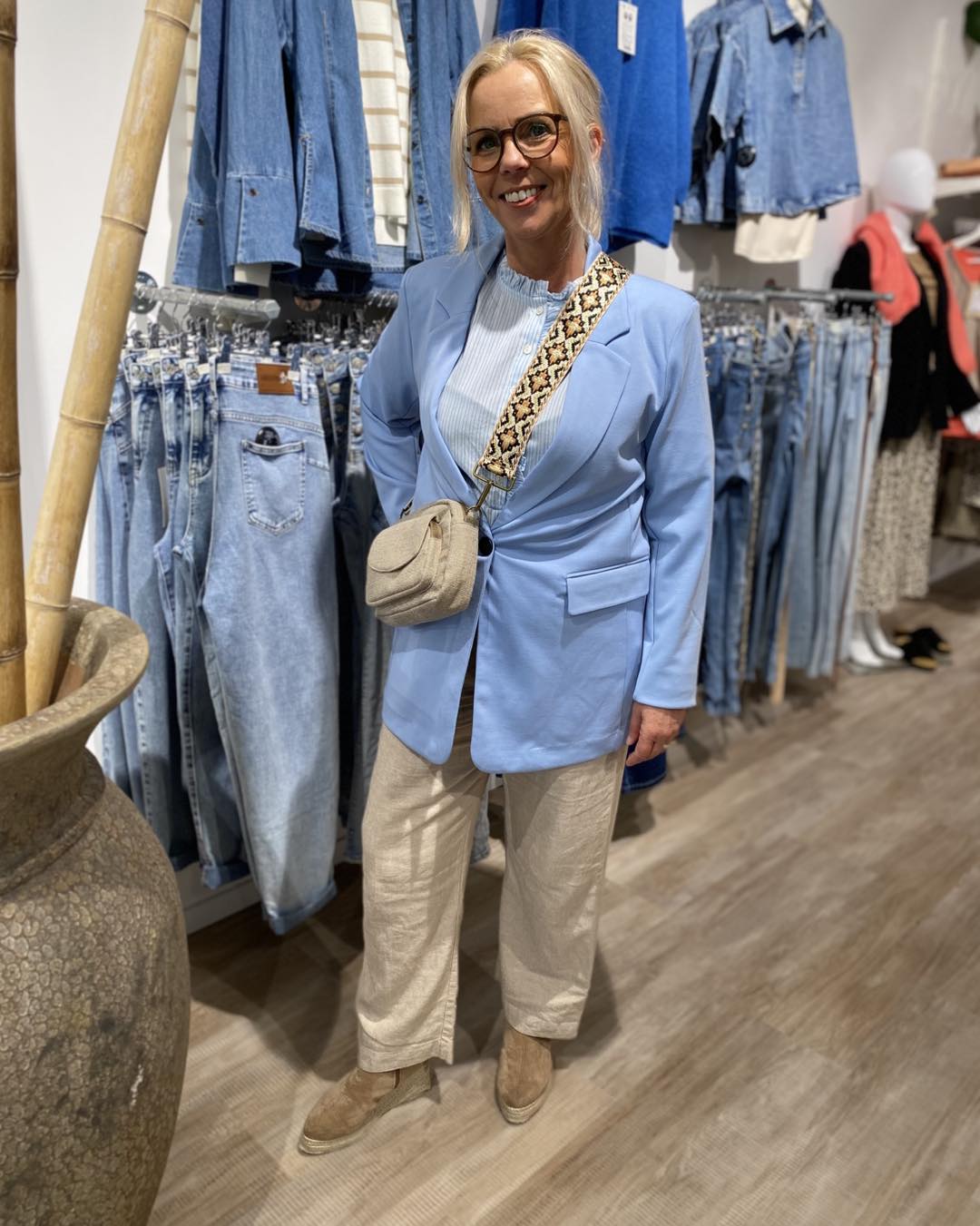 lene med lyseblå blazer og beige bukser