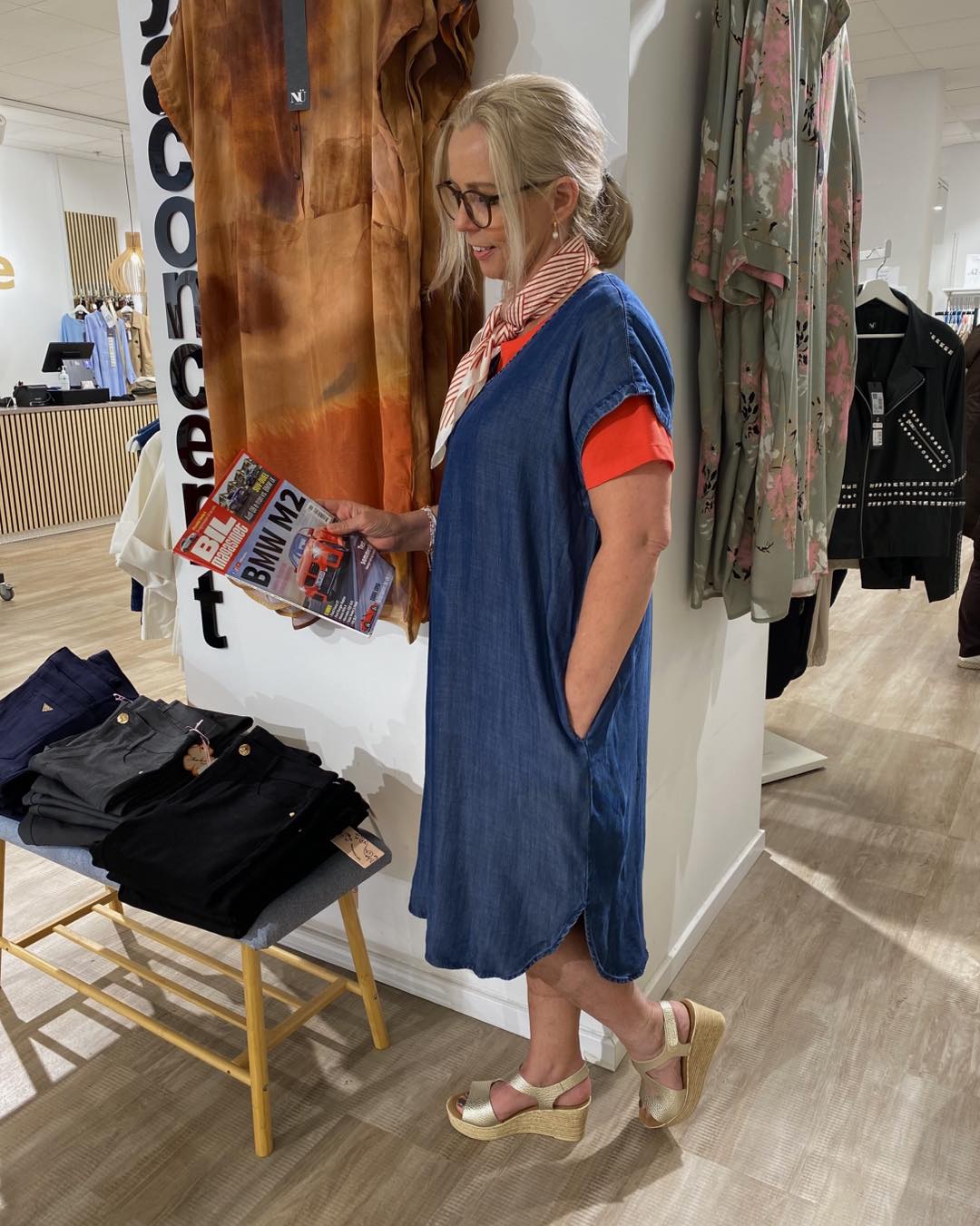 lene med rød t-shirt og kortærmet denimkjole. Freequent FQRENNA-DRESS Medium Blue Denim