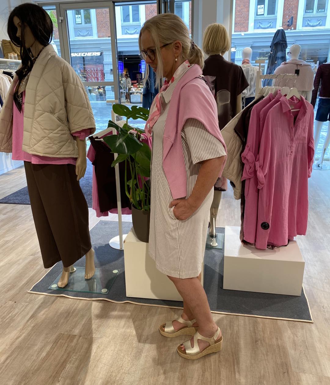 lene fra siden med beige skjortekjole Freequent FQREXA-DRESS Simply Taupe w. Star Off-white