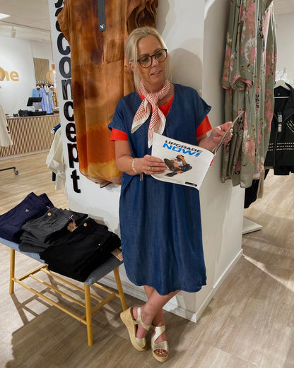 lene med rød t-shirt og kortærmet denimkjole. Freequent FQRENNA-DRESS Medium Blue Denim