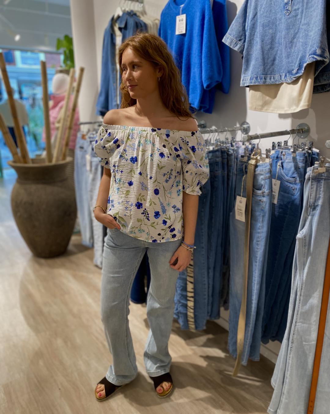 Luna med hvid blomster bluse som off-shoulder. Freequent FQMELE-BLOUSE Brilliant White w Deep Ultrama