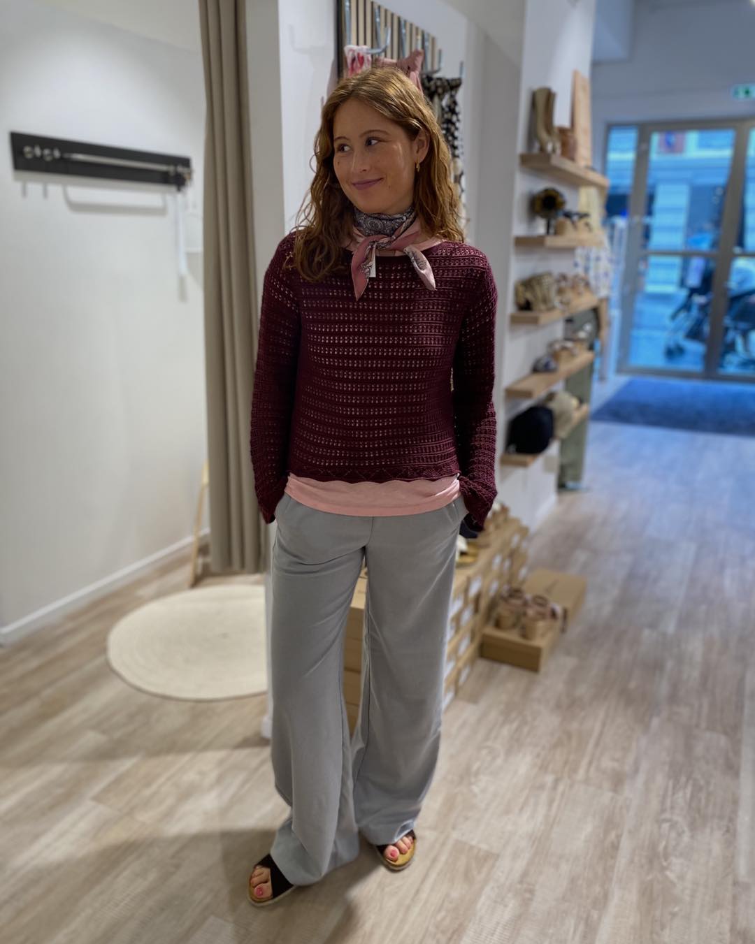 luna mørkerød bluse og grå bukser Freequent FQTARMA-PANTS Light Grey Melange