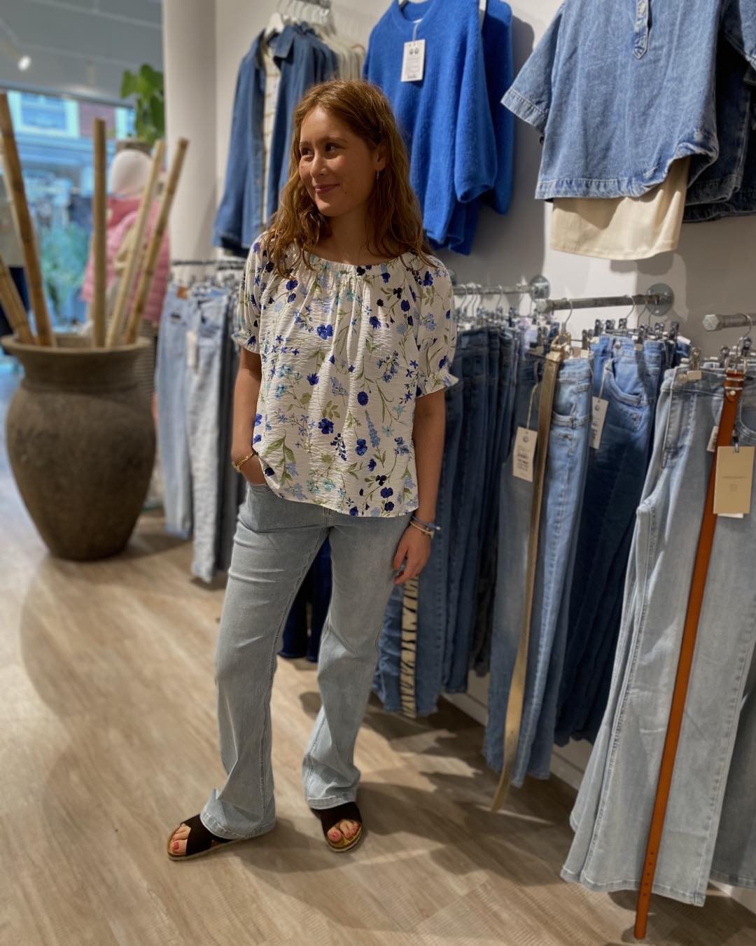 Luna med hvid blomster bluse. Freequent FQMELE-BLOUSE Brilliant White w Deep Ultrama