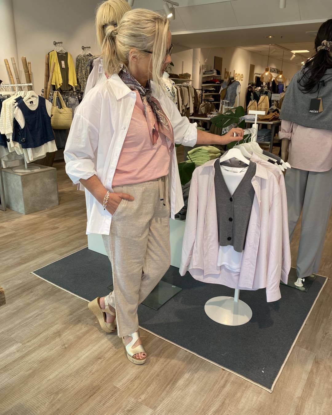 Lene med hvid skjorte åben over lyserød bluse til et åar beige hørbukser