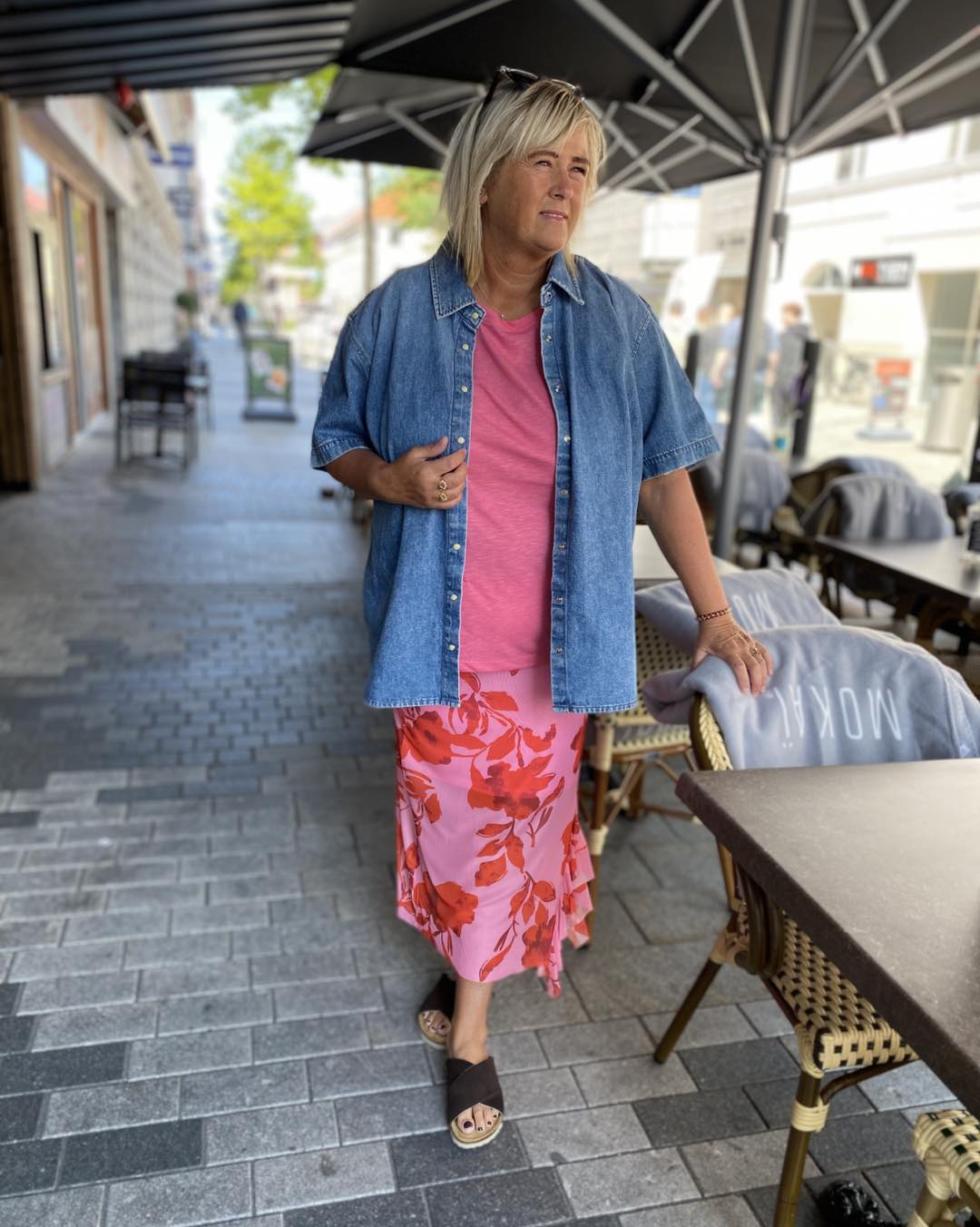 janni med denimskjorte, pink t-shirt og nederdel