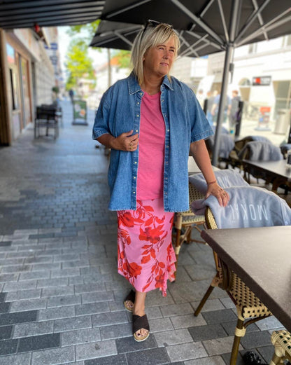 janni med denimskjorte, pink t-shirt og nederdel