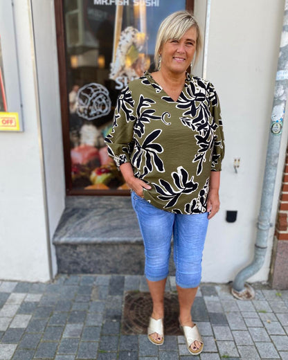 janni med grøn bluse og denim knickers