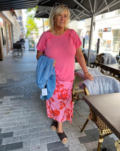 Janni med pink t-shirt og nederdel