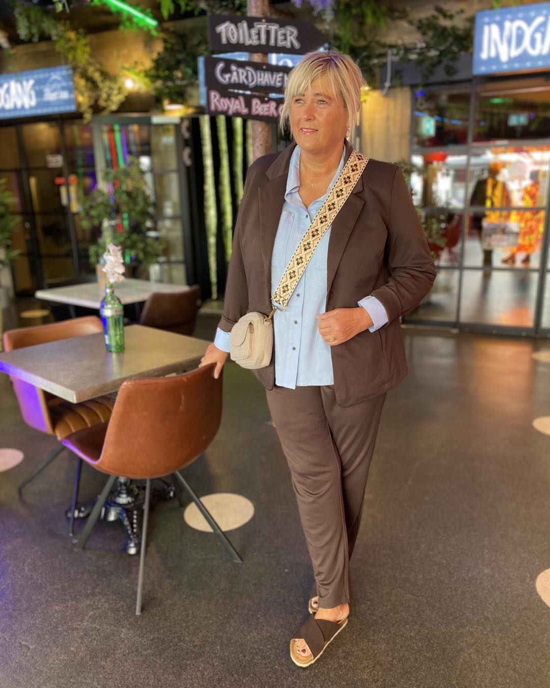 Janni i brun blazer og brune bukser